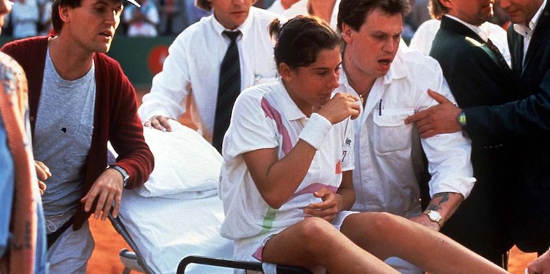 Il 30 aprile 1993 Monica Seles accoltellata sul campo da tennis dal tifoso ossessionato da Steffi Graf