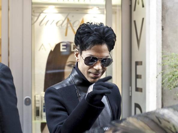 Il 21 aprile di sei anni fa il cantante Prince trovato morto in ascensore