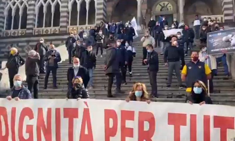 Amalfi, esplode la protesta degli stagionali durante la riapertura della statale 163