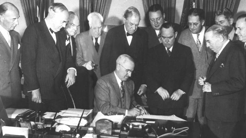 Il 3 aprile del 1948 il presidente Usa Truman firma il piano Marshall per l’Europa devastata