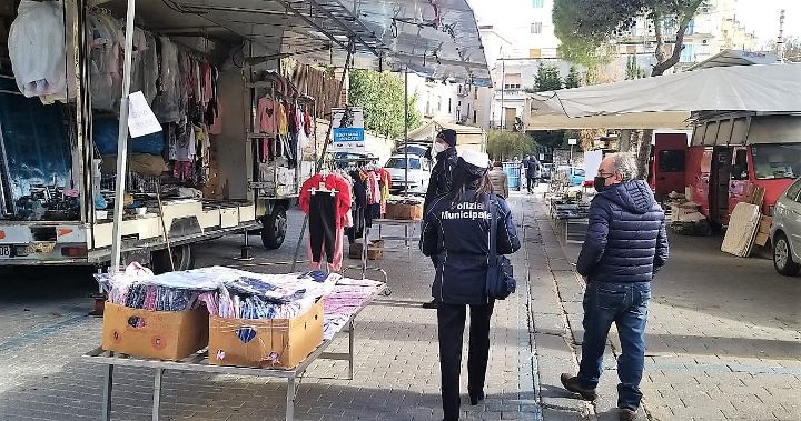 Ambulanti Campania, protesta con esposizione merce