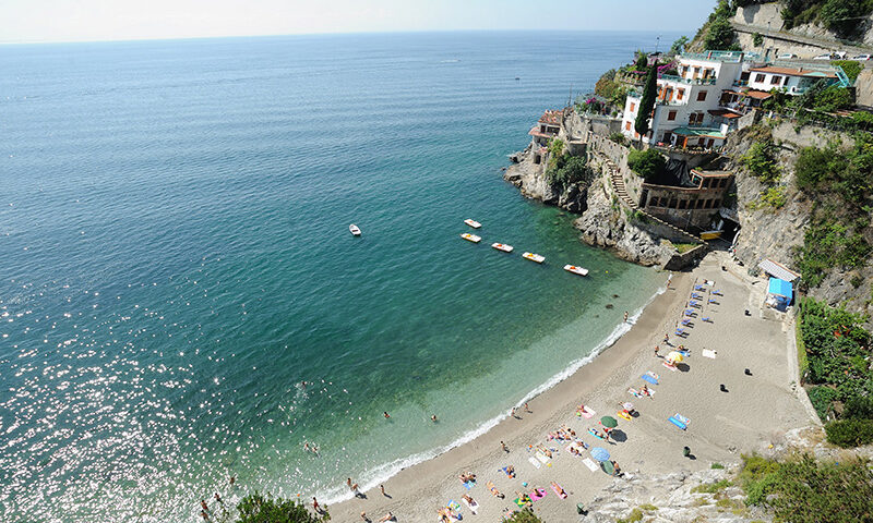 In spiaggia a Cetara a prendere il sole, 3 persone multate