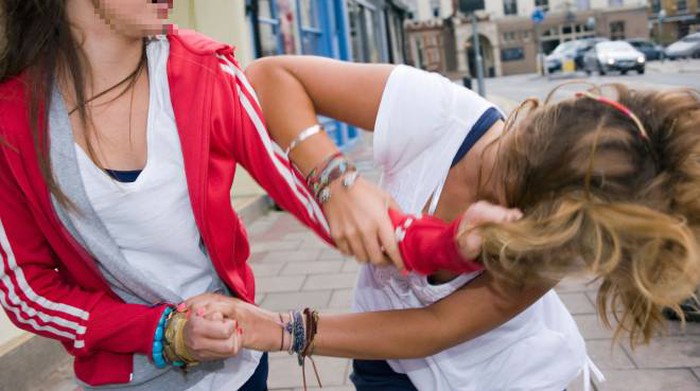 Uomo conteso a Eboli, donne litigano: una viene picchiata con la cazzottiera