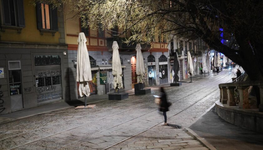 Covid, Campania ancora in zona gialla. Cosa cambia da oggi