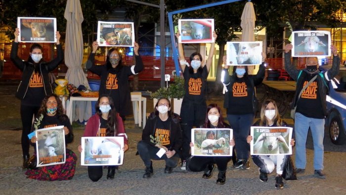 Salerno Animal Save protesta contro la mattanza degli agnelli