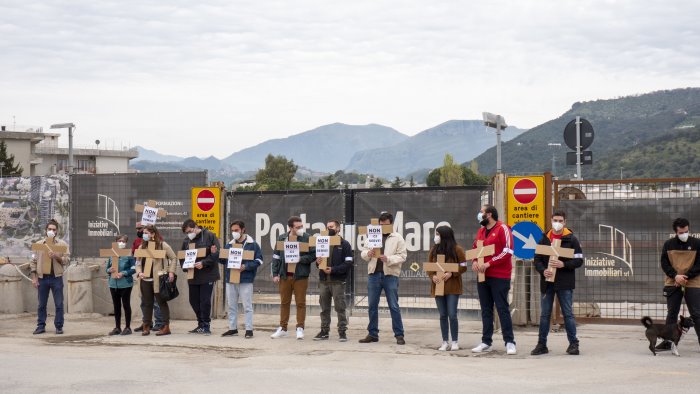 Platani tagliati in via Clark: deposte 14 croci dall’associazione Coraggio Salerno