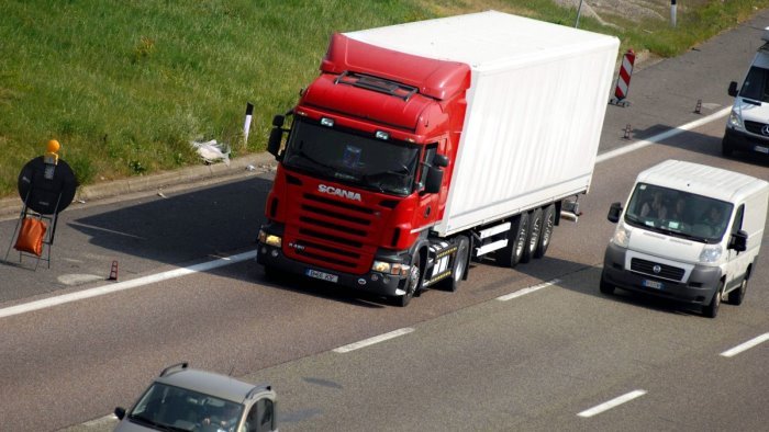 A Montecorvino Pugliano 4 giovani immigrati scoperti in un camion