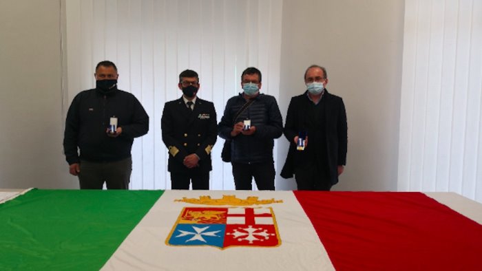 Consegnate a Salerno medaglie d’onore di lunga navigazione