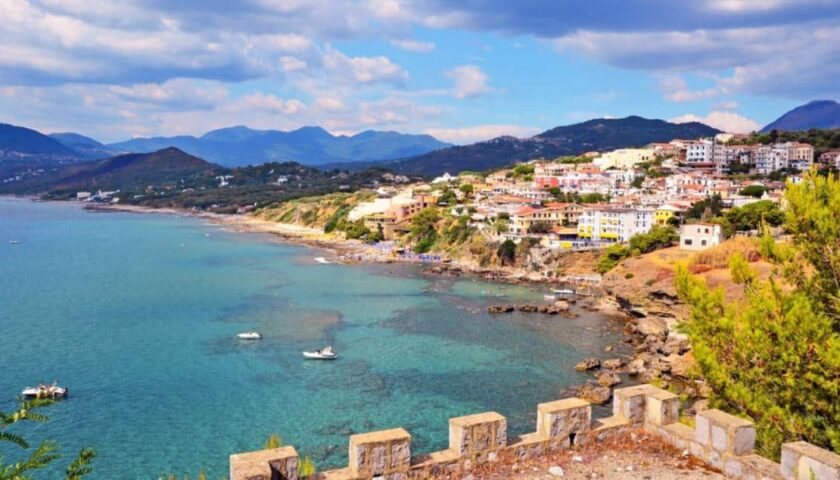 Palinuro, si tuffa in mare e rischia di annegare: salvato da bagnino e guardia costiera
