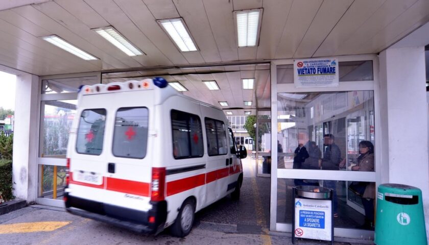 Con la moto contro un muro a Buonabitacolo, 23enne finisce al Cardarelli