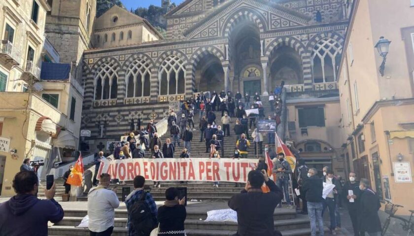 Turismo, protesta dei lavoratori in mattinata ad Amalfi: “Vogliamo il lavoro in sicurezza, non il sussidio”