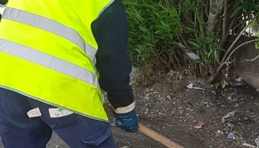 Strada sporca, stanco di attendere il Comune: cittadino pulisce da solo l’aree di via Ferrante