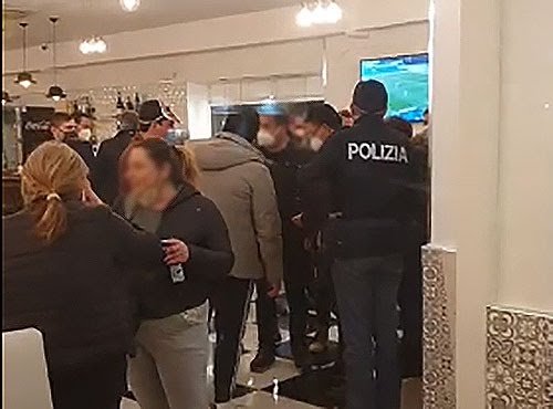Pizzeria aperta per protesta in centro a Salerno, arriva la polizia
