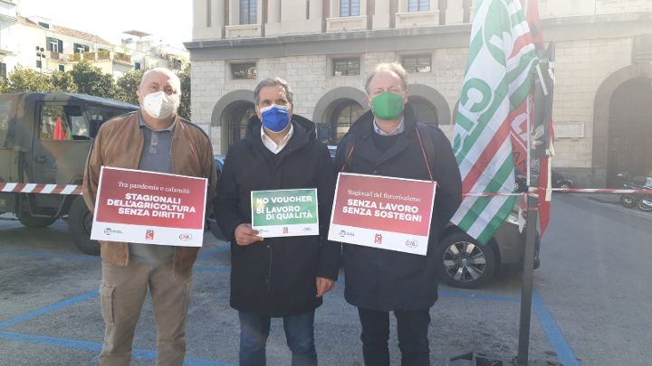 Lavoratori agricoli e sindacati in piazza Amendola per chiedere la modifica del decreto Sostegni: “Settori strategici che non possono essere mortificati”