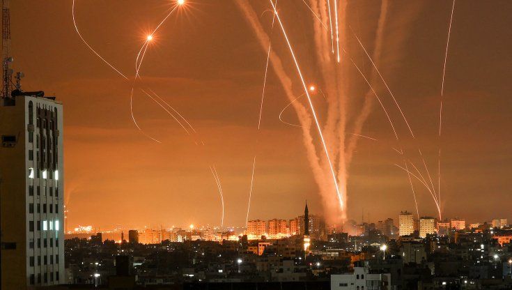 Escalation Medioriente, Israele attacca Gaza con bombardamenti a tappeto e incursioni di terra: “Hamas la pagherà molto cara”