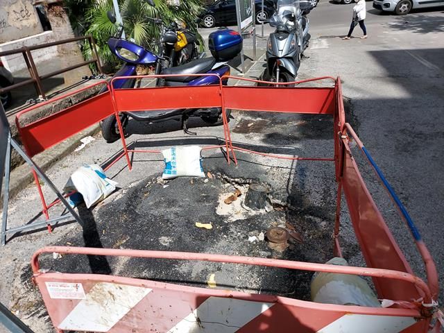 Lavori effettuati e manto stradale non ripristinato in via De Angelus a Salerno, il Codacons denuncia Comune e Salerno Sistemi