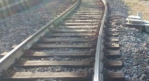 Ascea, muore travolto da un treno