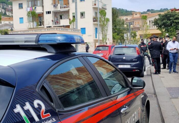 Truffa ad anziani, nasce un inseguimento con spari in aria da parte dei carabinieri davanti alla scuola Alemagna di Salerno