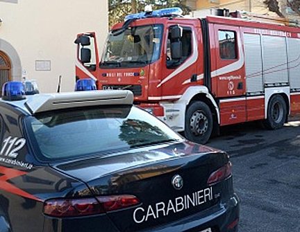 Due auto a fuoco in via Piave a Sapri, paura tra i residenti