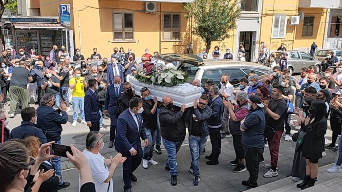 Fiori, applausi e palloncini per l’addio a Loris Del Campo, il tifoso tragicamente scomparso durante i festeggiamenti per la Salernitana