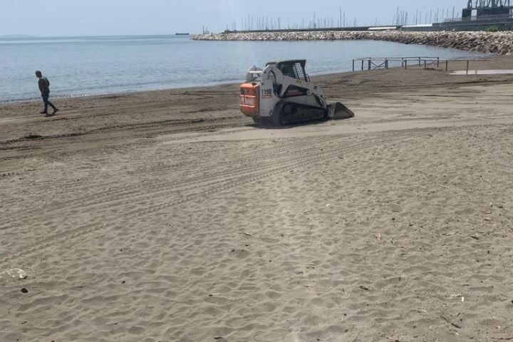 Parte la pulizia delle spiagge di Torrione ad opera di Salerno Pulita