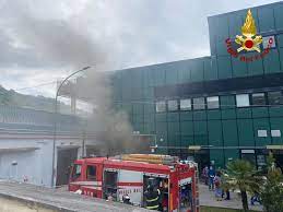 Incendio nel deposito delle Poste in via Paradiso di Pastena a Salerno: si indaga