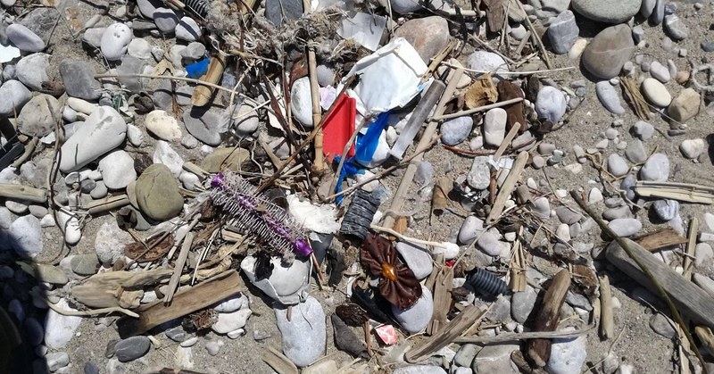 Indagine Beach Litter di Legambiente: nel salernitano 947 rifiuti ogni 100 metri di spiaggia