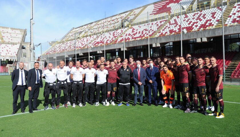 Salernitana, l’abbraccio del sindaco Napoli alla squadra granata: “Avrete sempre un posto speciale nei nostri cuori”