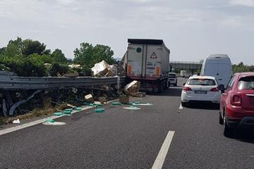 Camion perde carico di detersivi in autostrada a Battipaglia