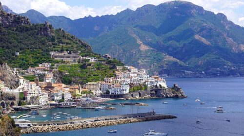 Amalfi, finisce sugli scogli e poi a mare mentre scattava selfie