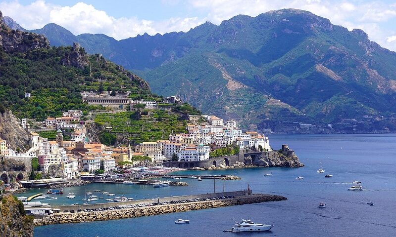 Amalfi, finisce sugli scogli e poi a mare mentre scattava selfie