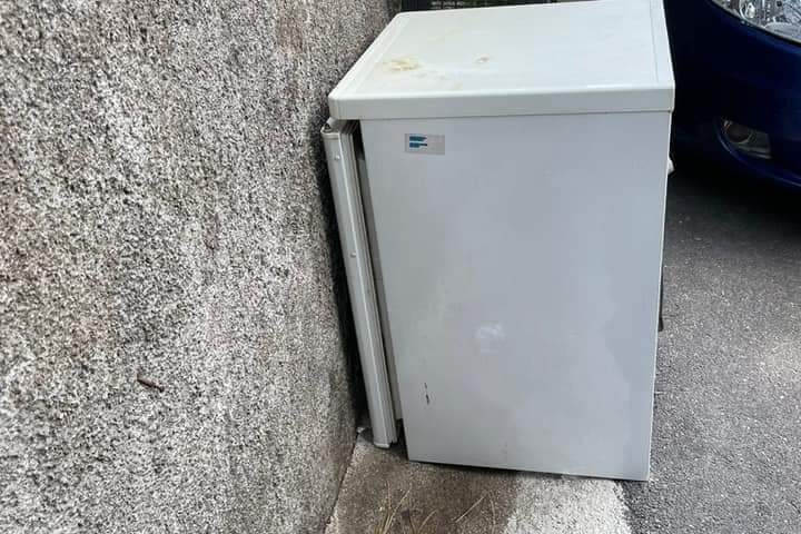 Scarica frigorifero in strada, a Baronissi “sanzionata la cafonaggine”