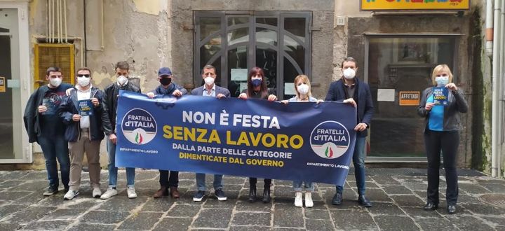 Non c’è festa senza lavoro, flash mob di FdI a Salerno