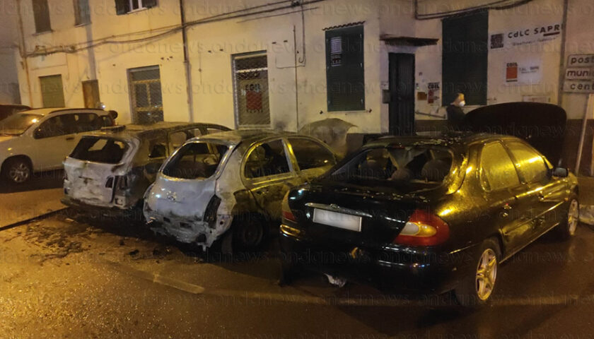 Notte di paura a Sapri, 3 auto in fiamme. Si indaga