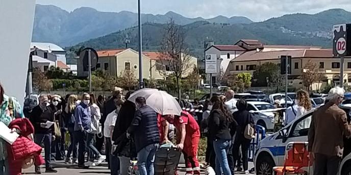 Covid: vaccini, attese, malori e  proteste nell’area de “La Fabbrica” a Salerno