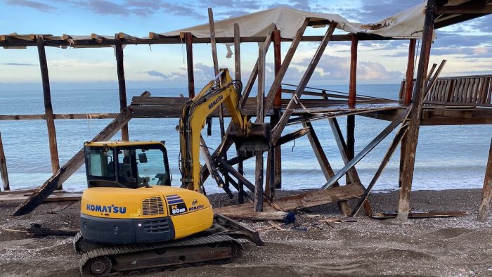 Demoliti dal Comune i resti del lido La Vela di Pontecagnano