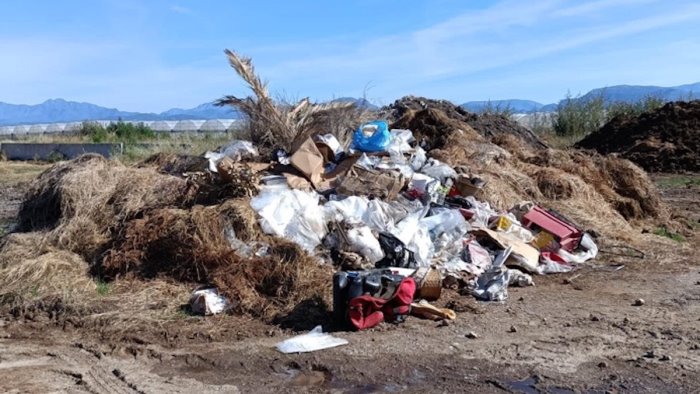 Sversamento illecito di rifiuti, nei guai imprenditore zootecnico di Eboli