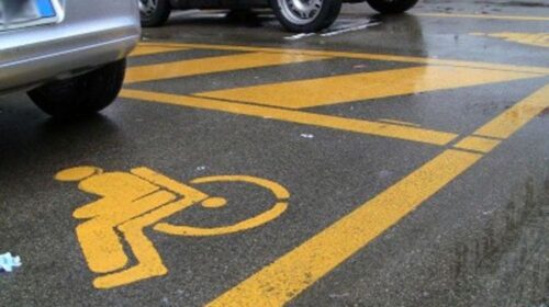 Salerno, oltre 100 multe per sosta vietata negli stalli per disabili