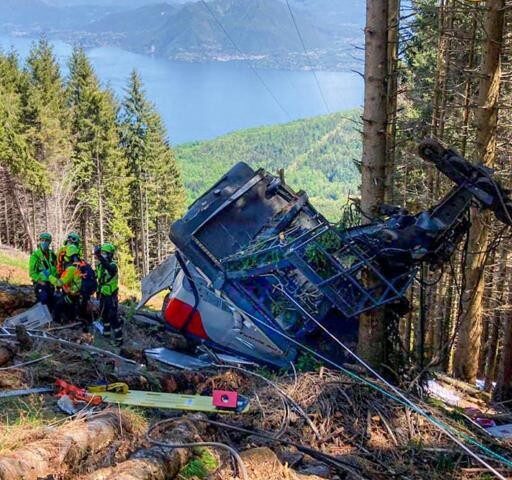 Tragedia in Piemonte, si stacca cabina della funivia: 13 morti