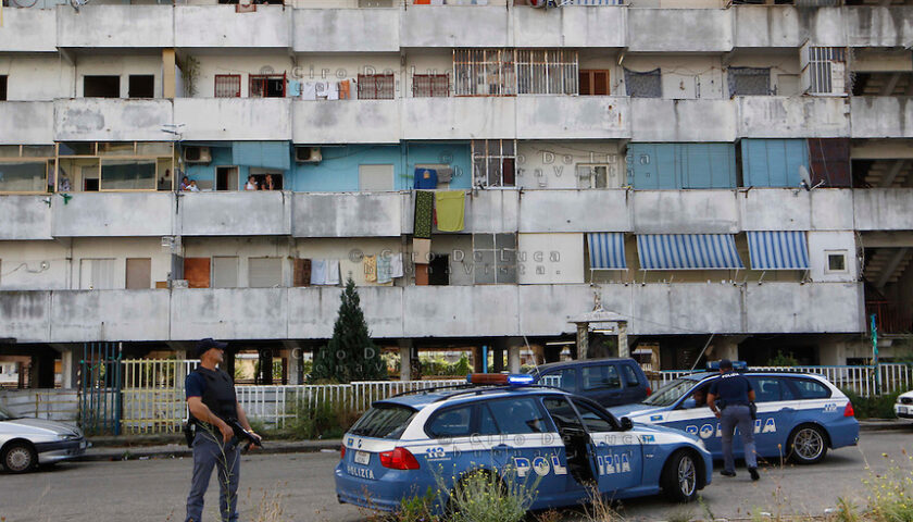 “Pedofilo scoperto con un minore” , a Scampia linciato dalla folla e gettato nel bidone della spazzatura