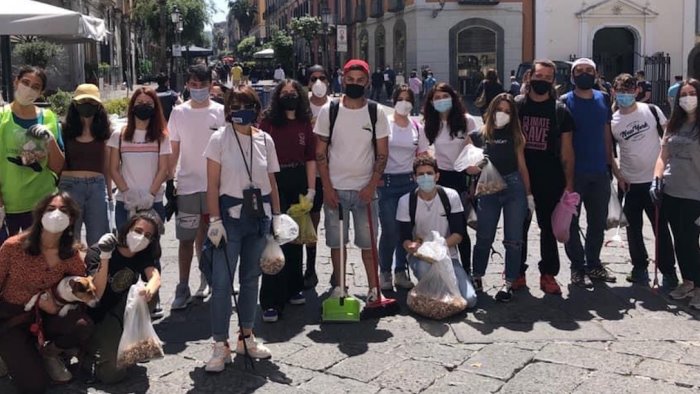 Raccolti più di 3 chili di mozziconi di sigarette sul corso di Salerno