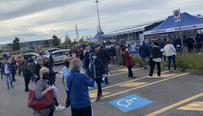 Da domani vaccinazioni presso il centro commerciale La Fabbrica: accesso libero solo gli over 60