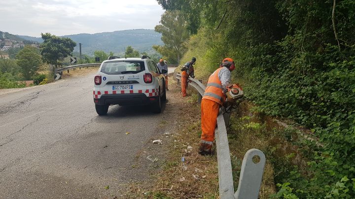 Sulla “via del Mare” SR 267 in corso dal 7 giugno i lavori di pulizia e taglio erba