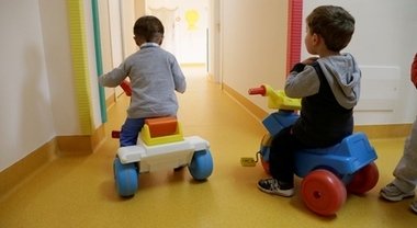 Asilo degli orrori a Castel Volturno con bimbi chiusi in stanze buie e unghie spezzate: due coniugi arrestati