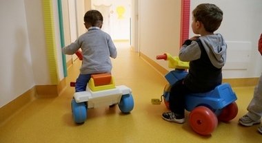 Asilo degli orrori a Castel Volturno con bimbi chiusi in stanze buie e unghie spezzate: due coniugi arrestati