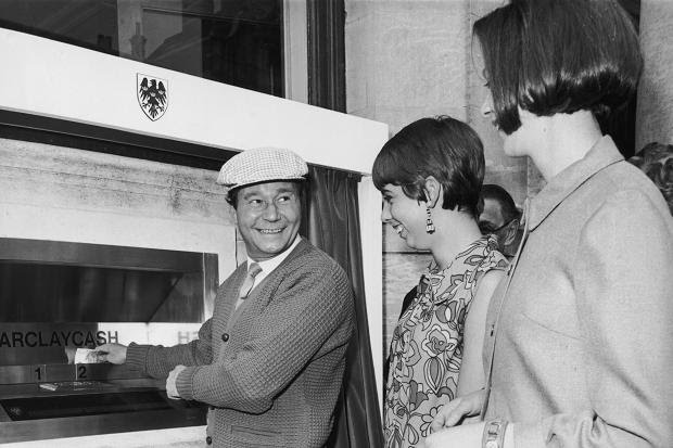 Il 27 giugno 1967 a Londra in funzione il primo sportello bancomat