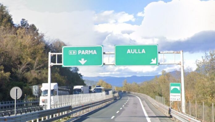 Da La Spezia a Salerno ma litiga con la moglie e la lascia in autostrada