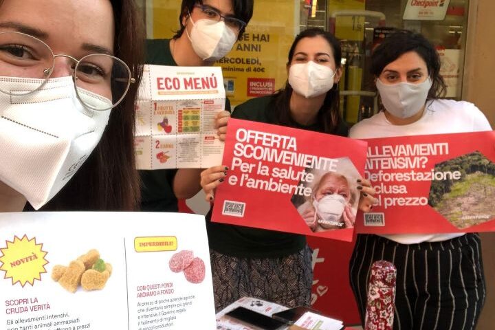 VOLONTARI DI GREENPEACE DAVANTI AI SUPERMERCATI PER DIFFONDERE  LE  “OFFERTE SCONVENIENTI” DELLA CARNE PRODOTTA DA ALLEVAMENTI INTENSIVI