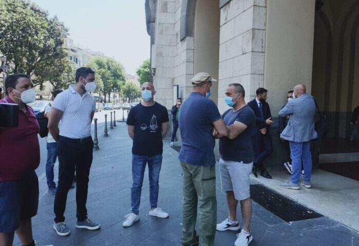 La Fabbrica chiusa, sit in della security sotto palazzo di Città a Salerno