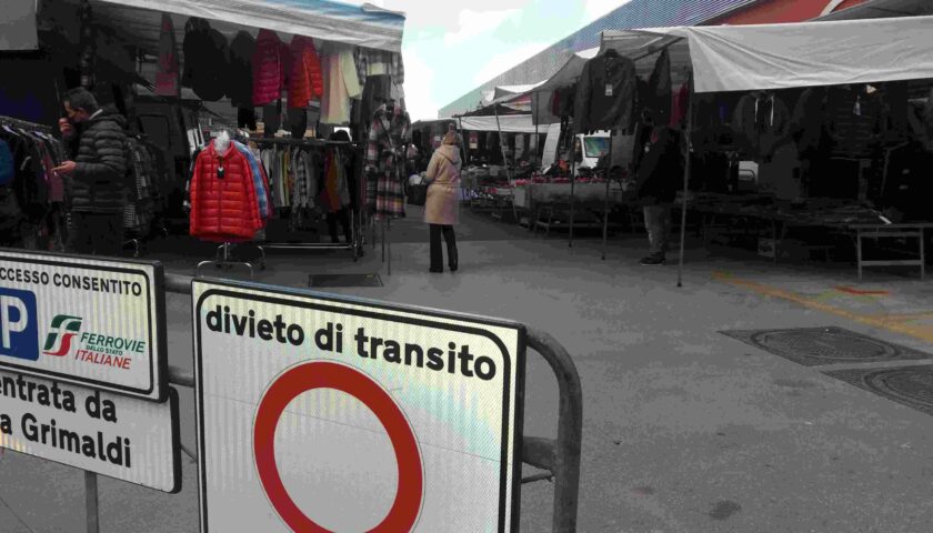 “Vicini alla fognatura, qui non lavoriamo”, protestano i mercatali a Nocera Inferiore